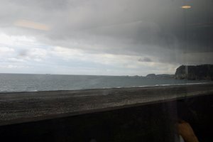 車窓の海は暗くて