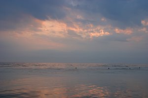 最果ての海に陽が沈む