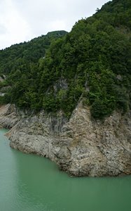 嵐の前のダム湖