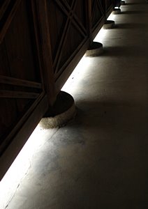 丸石の並ぶ廊下