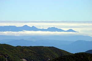 雲海に浮かぶ峰