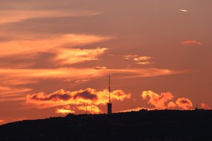 彼方の塔に日は落ちて