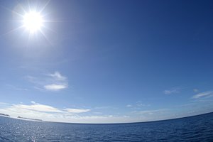 赤道の日差しを浴びて