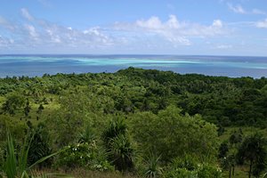 エメラルドの海が見える丘