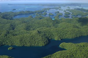 島を越えて海の色が変わる