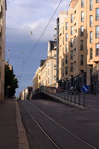 線路のある路地（ポートレート）