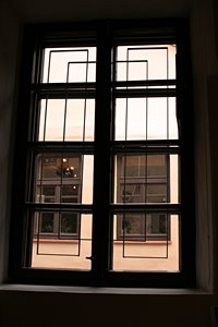 琥珀店の窓から