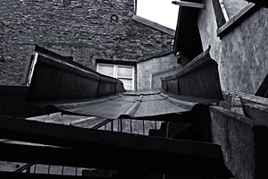 トタン板に雨音の歴史が