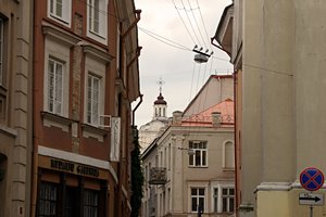 軒先の合間に見える尖塔