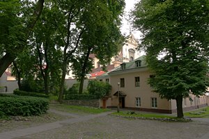 教会の小さな前庭