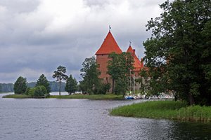 湖畔の木々とレンガ壁