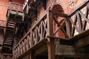 回廊の木製階段