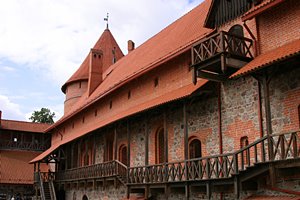 トラカイ城の庭を守って