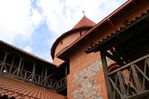 曲がり角で見上げた空