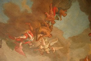 天井に絵かがれた天使