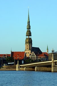 ダウガワ川と聖ペテロ教会