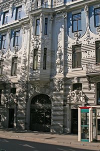 電話ボックスと彫刻ビル