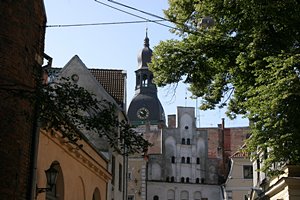 街中から大聖堂を見る