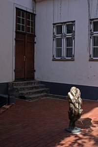 考える人を置く家