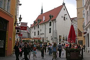 賑わう下町タリン