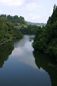空を映したダム湖