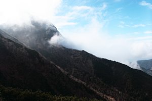 谷を駆ける光線