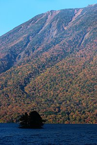 紅葉の男体山と中禅寺湖