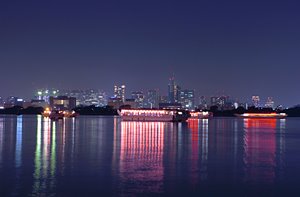 屋形船と高層ビル