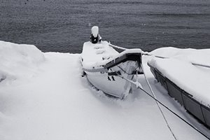 雪休みの漁船