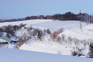 彼方の丘には小さな尖塔