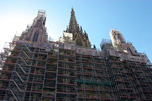 顔を出すカテドラル