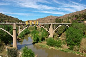 荒野の川に架かる橋