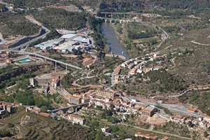 小さな町と湖に架かる橋