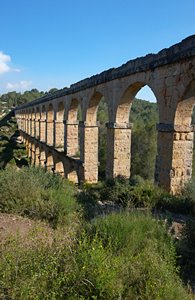 水道橋、谷を越える