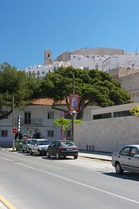 砦が見える街路