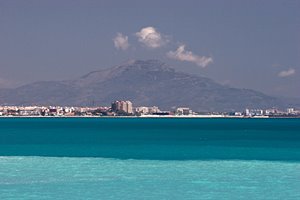地中海の向こうの山