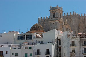 白い壁とカテドラル