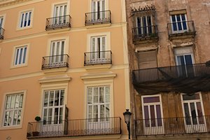 マンションの白い窓