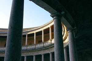 回廊に朝日が昇る