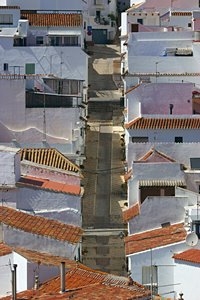 白壁の坂道（ポートレート）