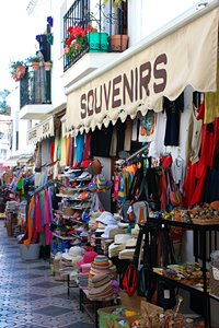 みやげもの屋繁盛しています