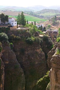 崖と畑のある景色