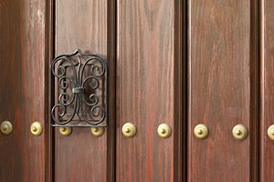 木製ドアの飾り
