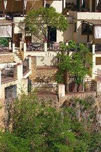 崖の暮らしもいいもんだ