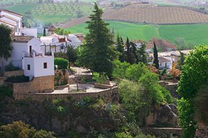 平地は畑、岩山に家