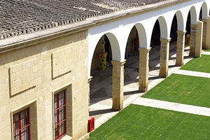 芝生のカフェテラス