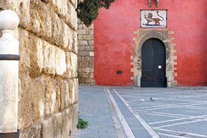 ライオンマークの赤い壁