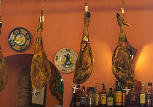 吊された生ハム