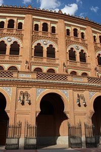 闘牛場外壁（ポートレート）