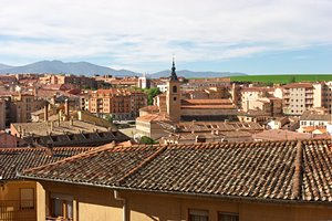 赤煉瓦と緑の畑